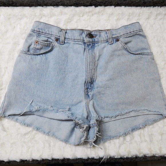 Vintage Levi Relaxed Fit Highwaist Denim Shorts - Picture 2 of 8